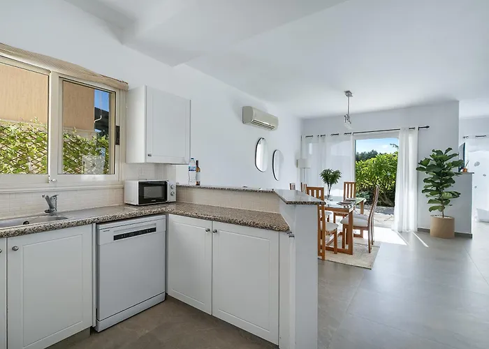 Kastalia Springs 3bd Viilla In Peiya By Vichy Holidays פאפוס